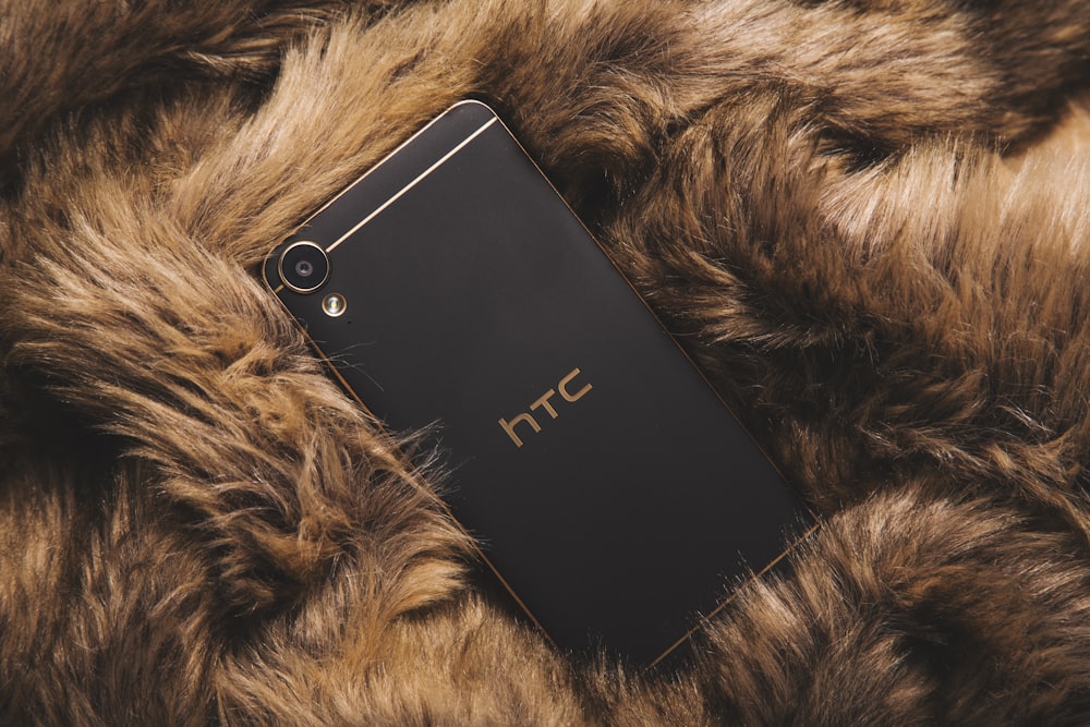 teléfono inteligente HTC negro sobre textil de piel
