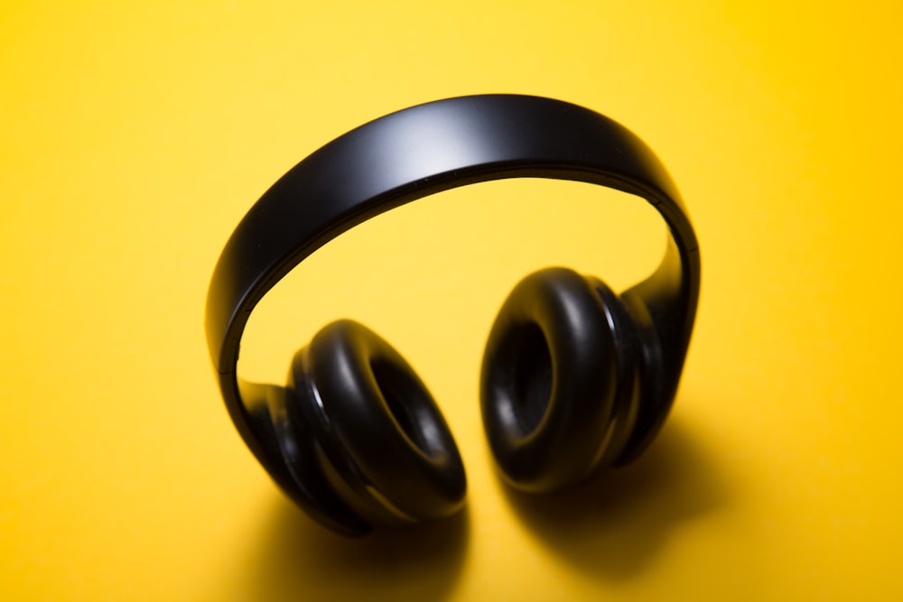 kabellose Kopfhörer mit gelbem Hintergrund