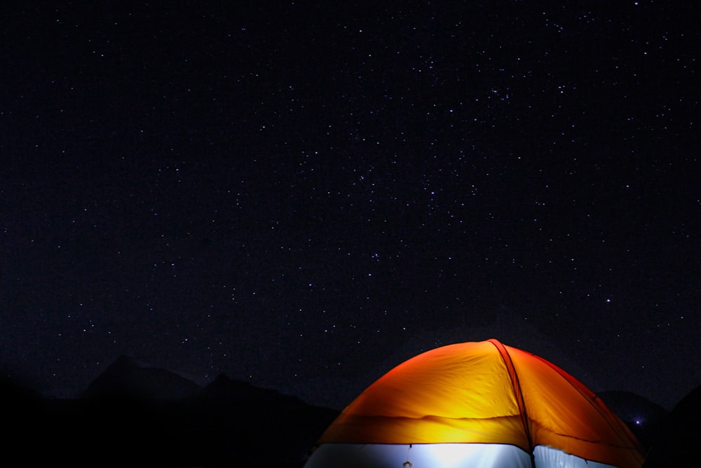 夜空の下のオレンジ色のテント