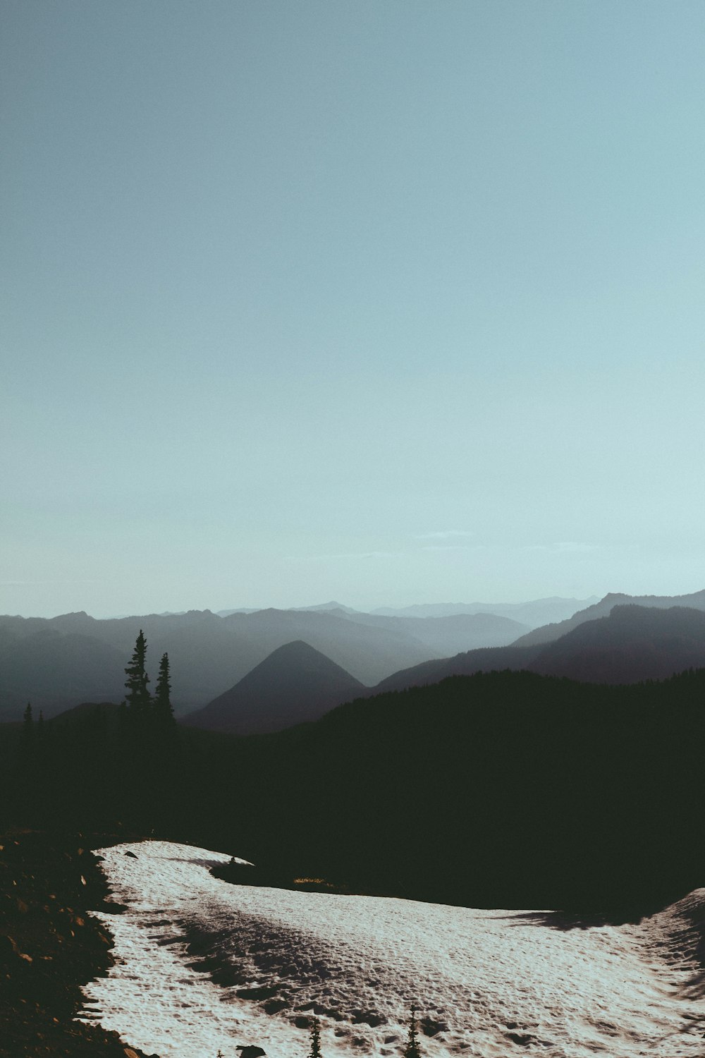 fotografia de paisagem de montanha e árvores