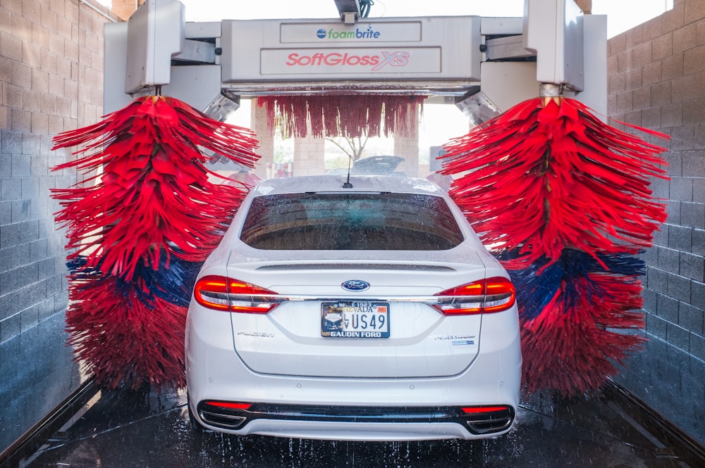 Véhicule Ford blanc sur l’atelier de lavage de voiture