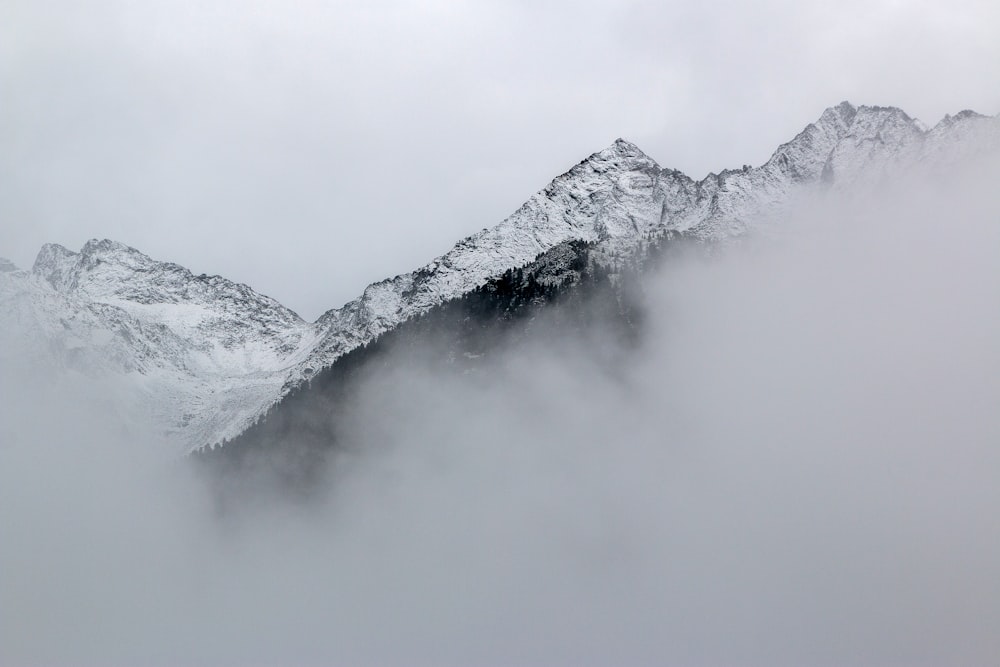 Montañas cubiertas de nieve cerca de las nubes