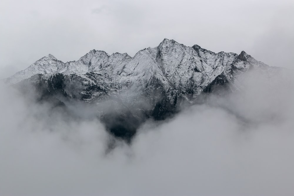 fotografia di paesaggio della montagna nera