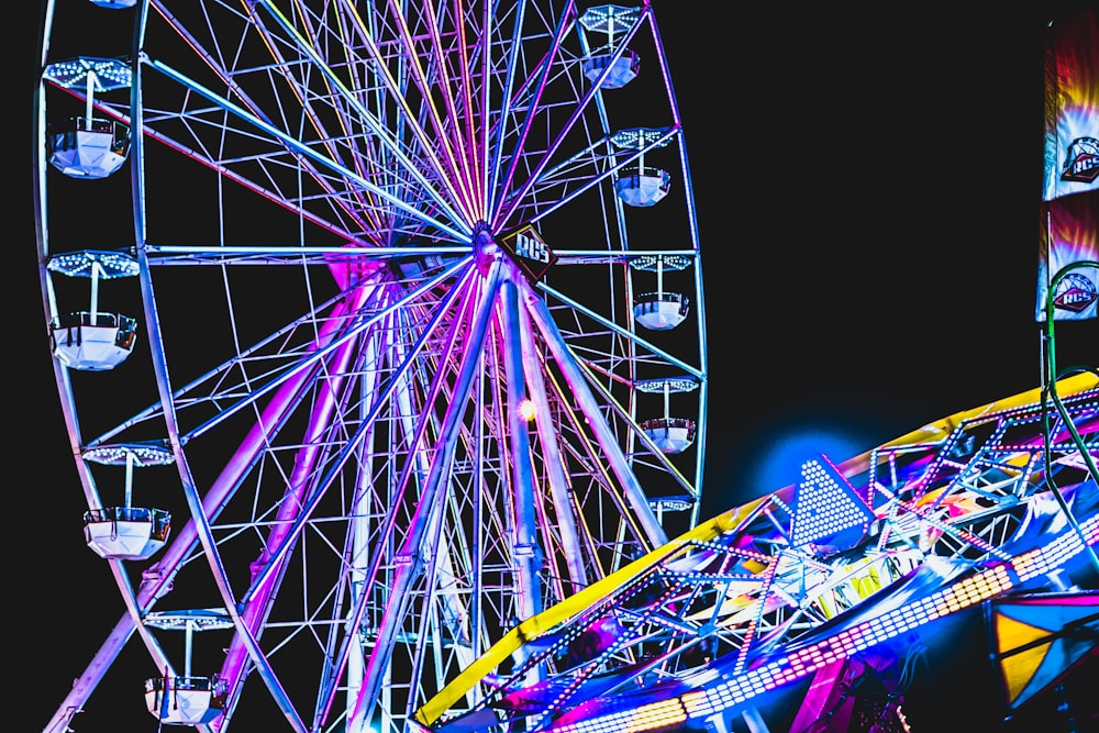 Grande roue multicolore éclairée