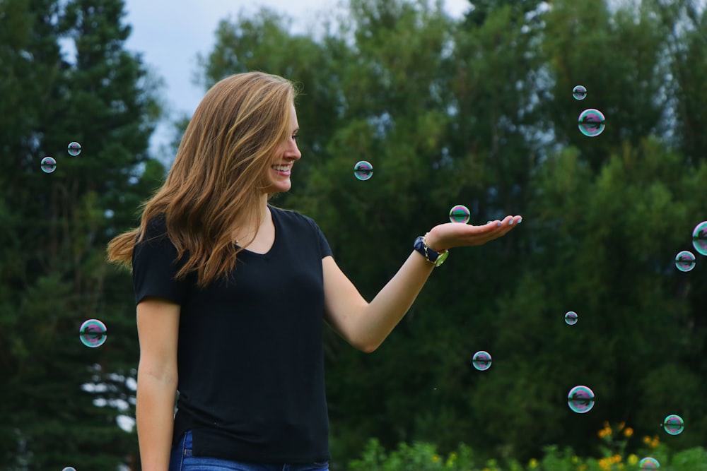 mujer de pie frente a las burbujas