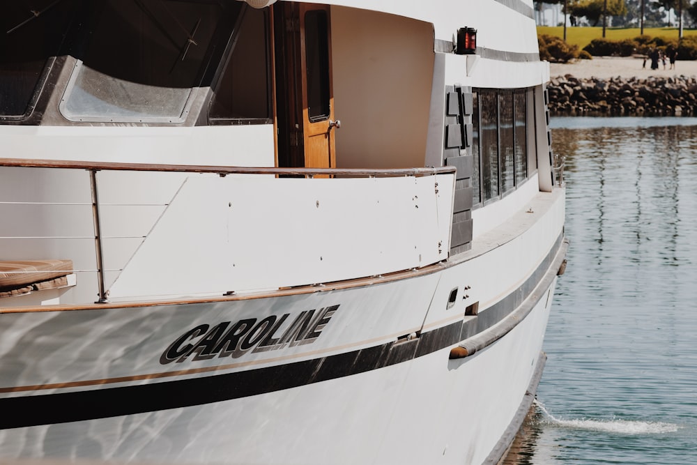 weißes und schwarzes Caroline-Boot tagsüber aufgenommen