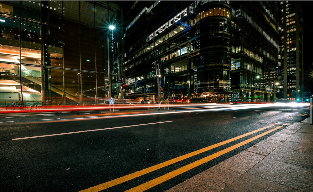 fotografia timelapse da luz da cidade durante a noite