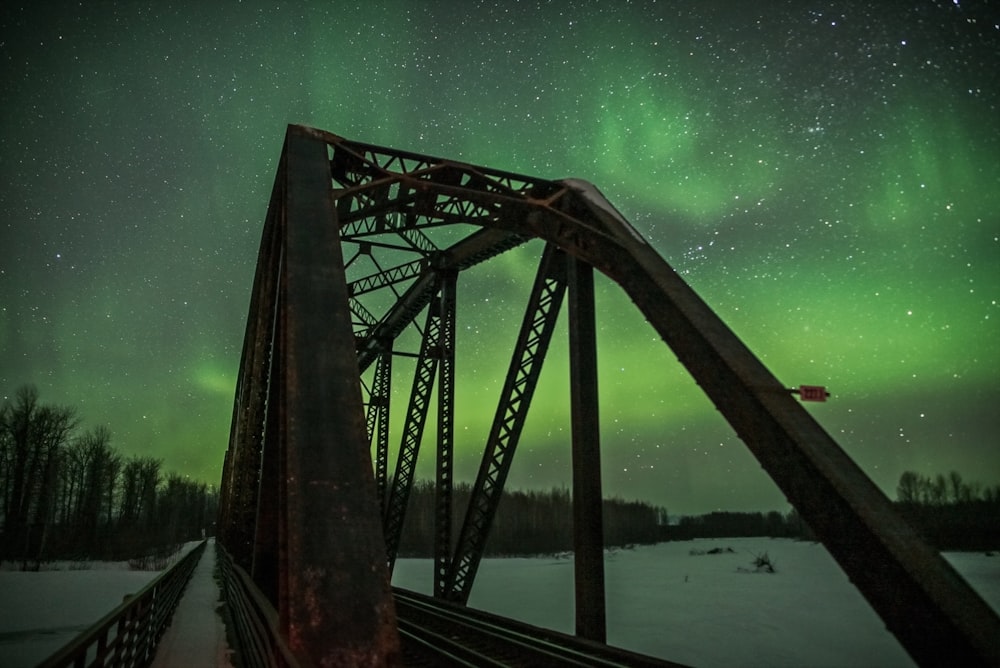 Foto der Brücke mit Nordlichtern
