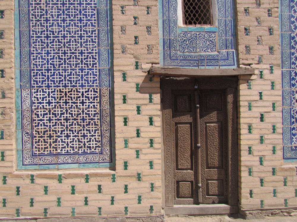 brown and blue house closeup photography at daytime