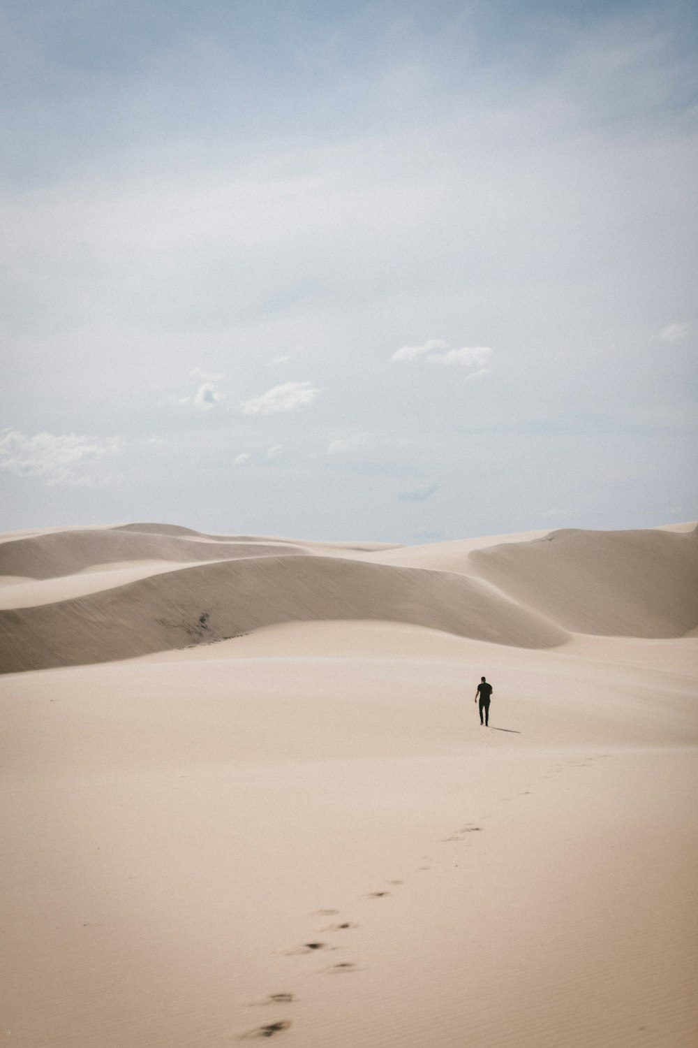 personne waling sur le désert