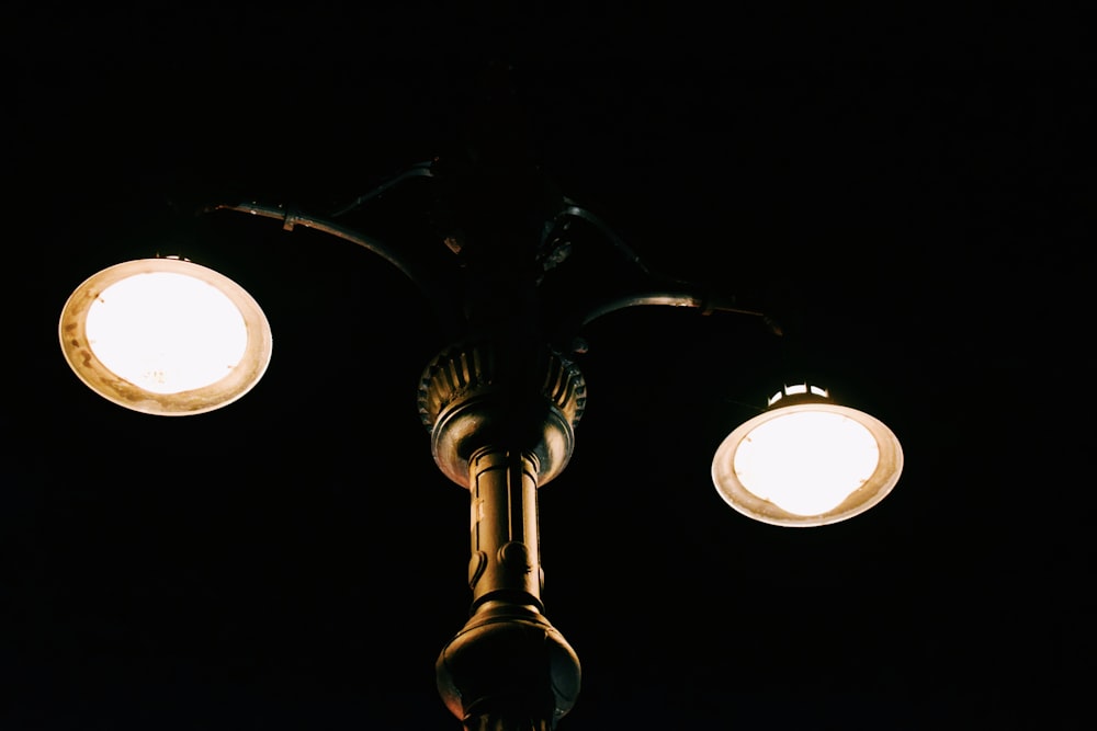 Fotografía de ángulo bajo de la lámpara encendida