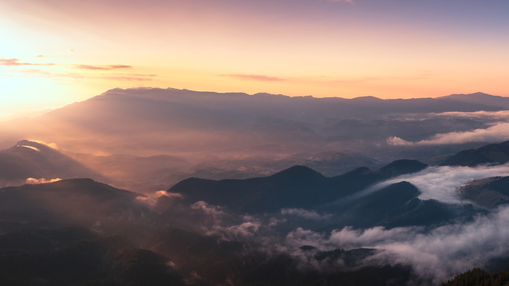 Silueta de montaña con niebla en la hora dorada