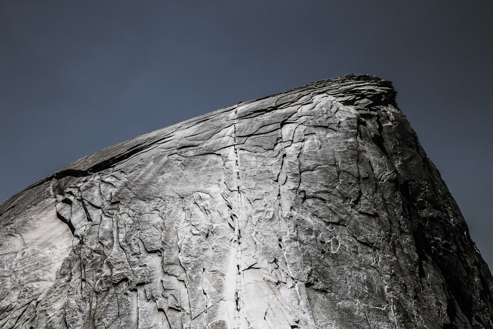 灰色の山の崖
