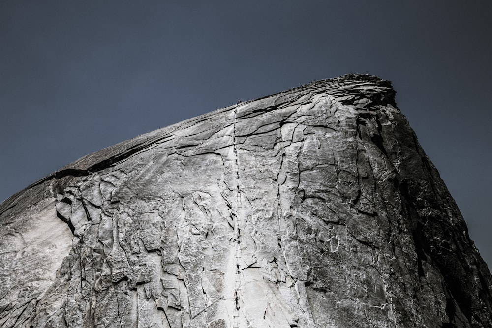 Scogliera grigia della montagna