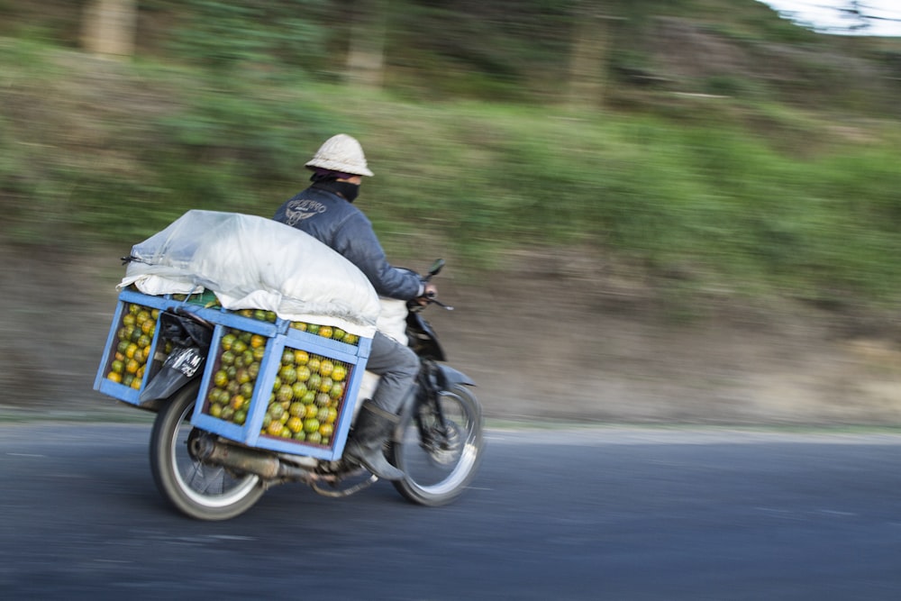 Frutas enjauladas en una motocicleta en cascada