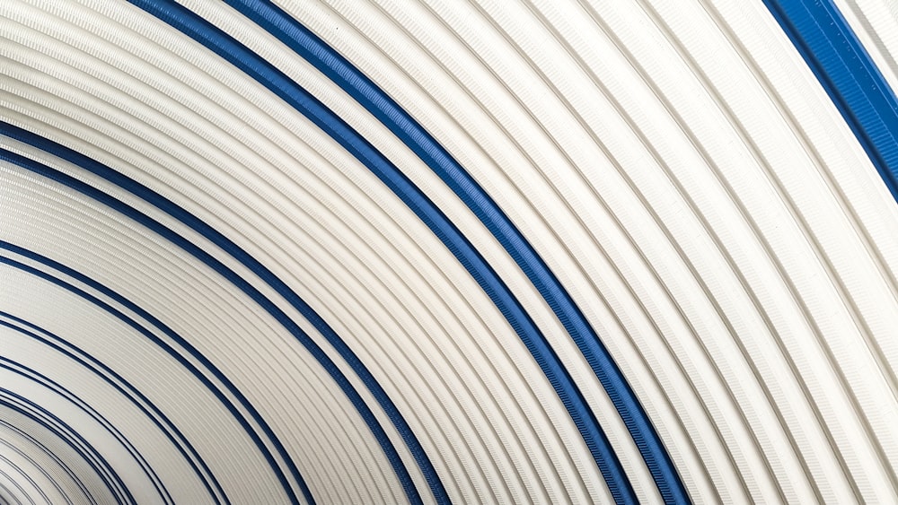 Un fond abstrait blanc et bleu avec des lignes