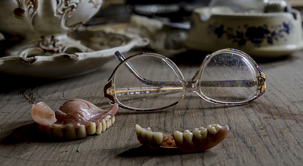 óculos perto de próteses dentárias