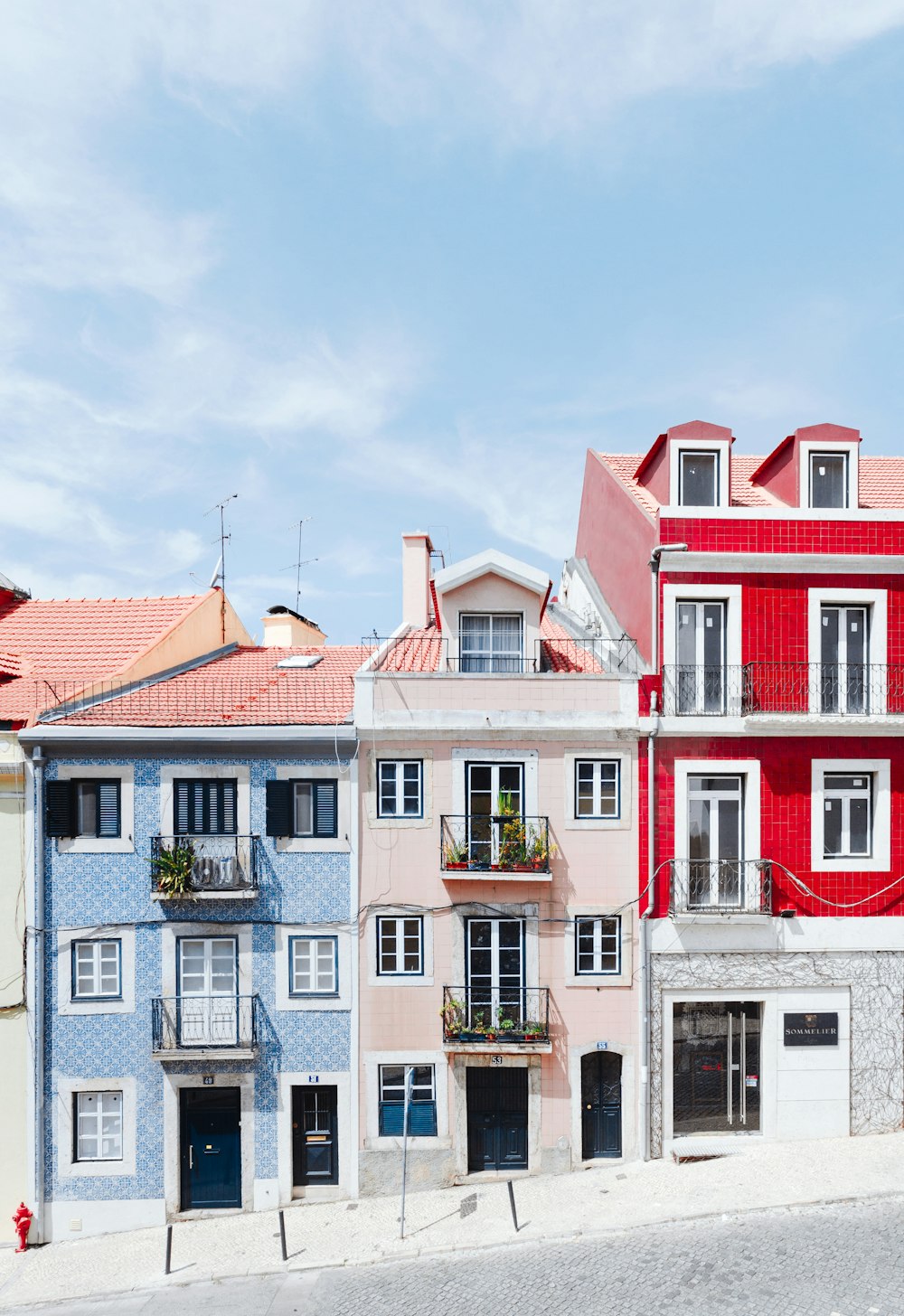 Weißes und rotes Betonhaus