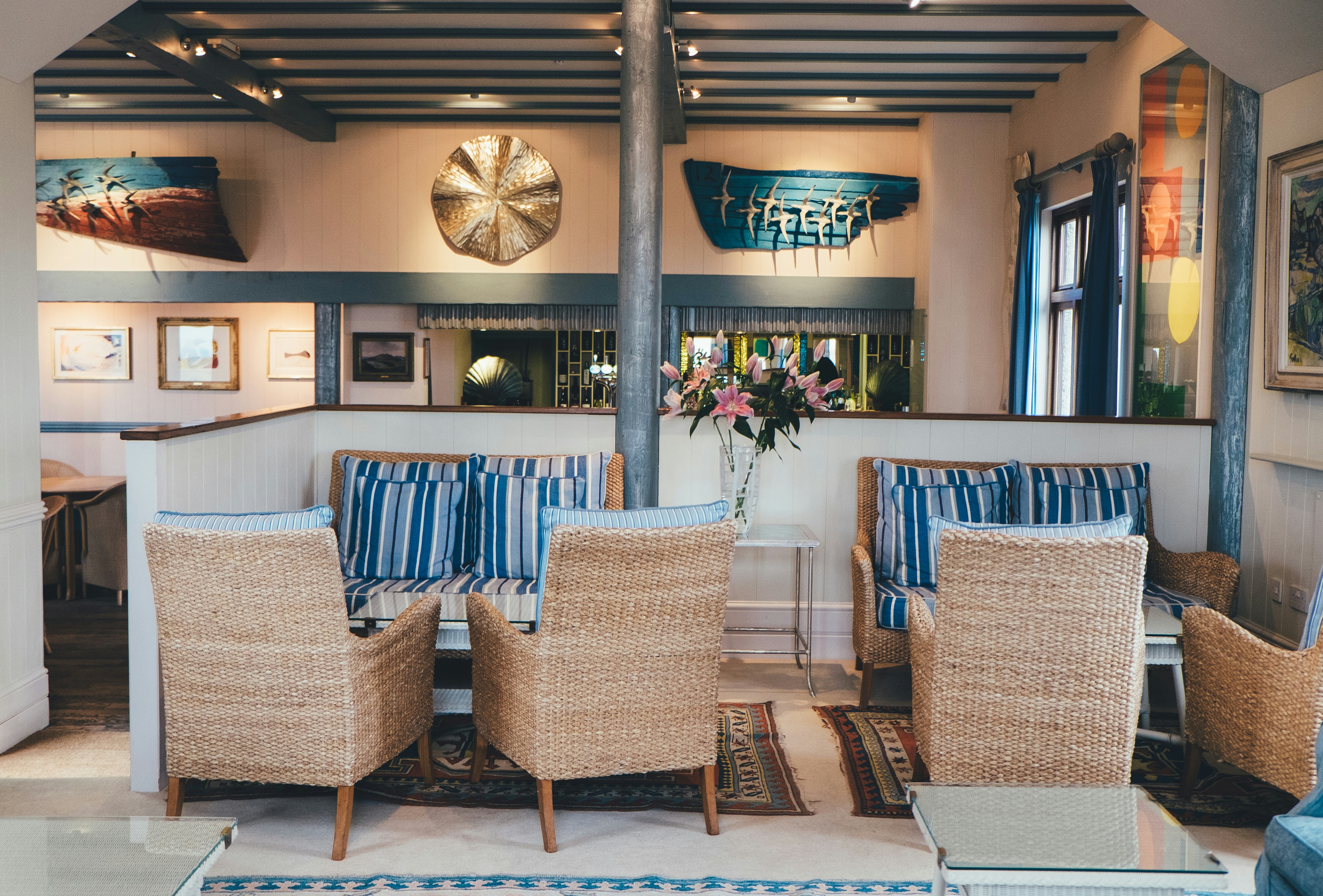 medidas para viajar después del covid vacant chair in a room close-up photography