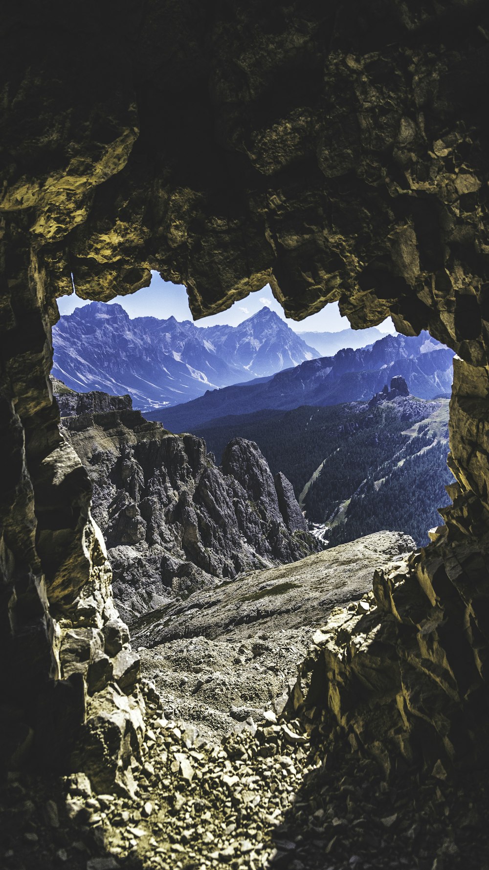 青空の下の岩山