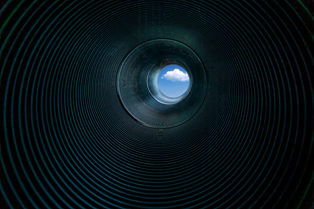 Fotografía de ángulo bajo del interior del tubo