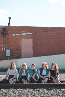 photography poses for big groups,how to photograph people sitting on train railway