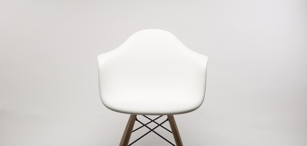 sillón de madera blanca
