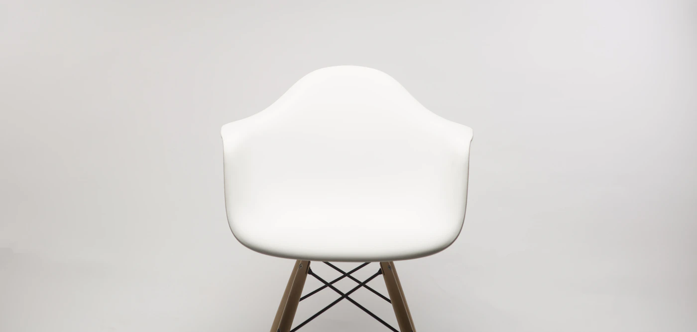 Sillón Solene en madera oscura tapizado en lino verde oliva