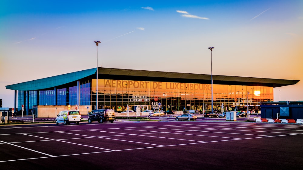 Aeroporto Internacional de Luxemburgo Photo-1505843753187-c373423246a5?ixlib=rb-0.3