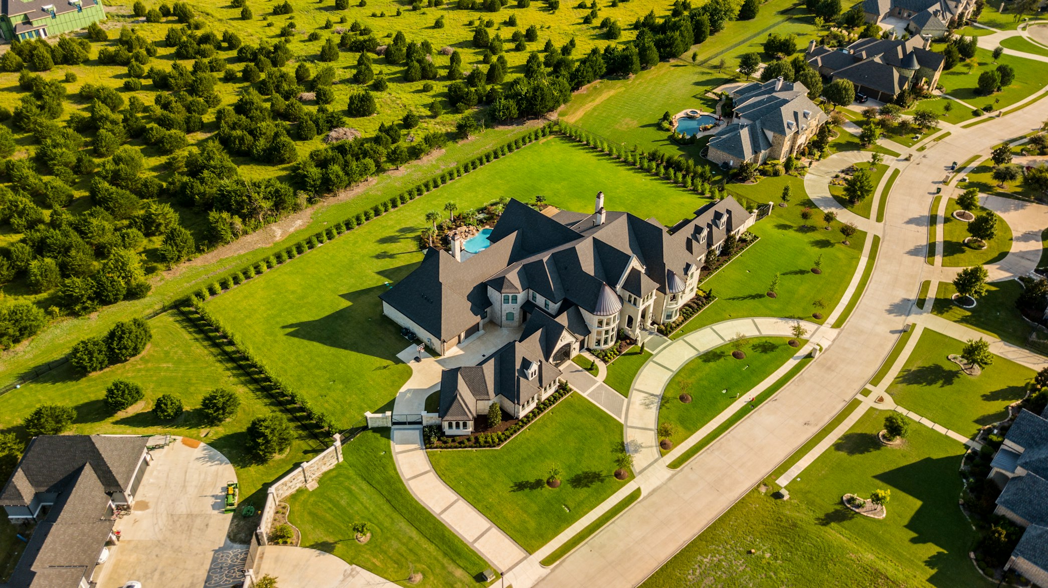 a mansion's aerial view
