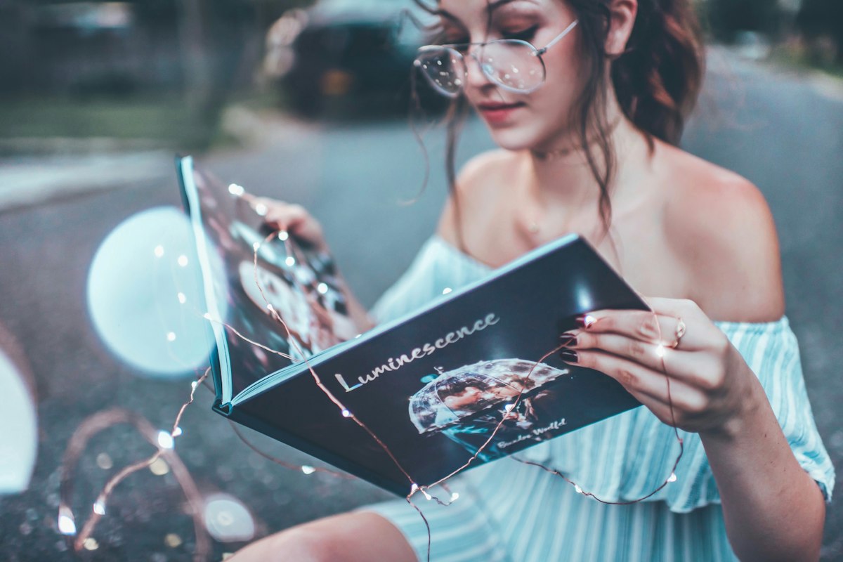 本を読む女性