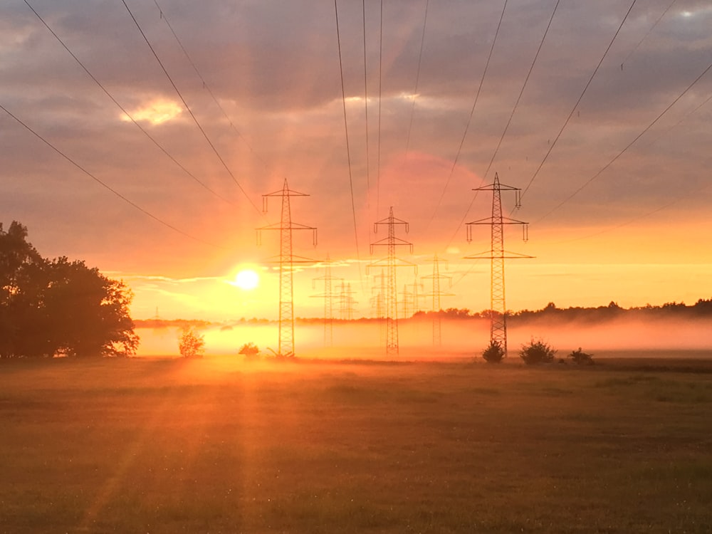 Tiefwinkelfotografie von elektrischen Pfosten in der Nähe von Nebel