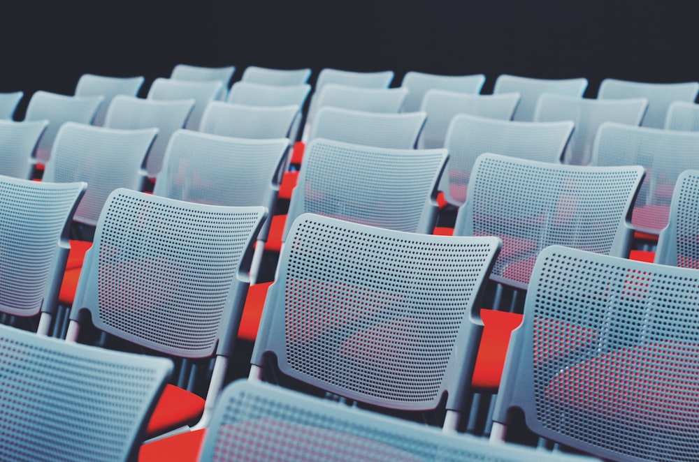 lot de chaises blanches