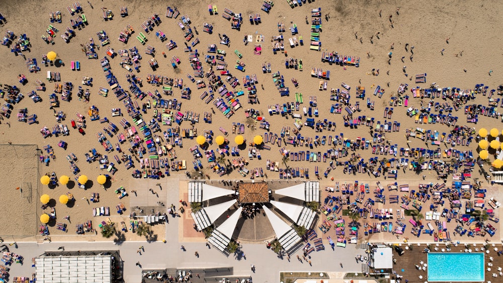 Fotografia a volo d'uccello dell'ombrellone da spiaggia pieno di persone