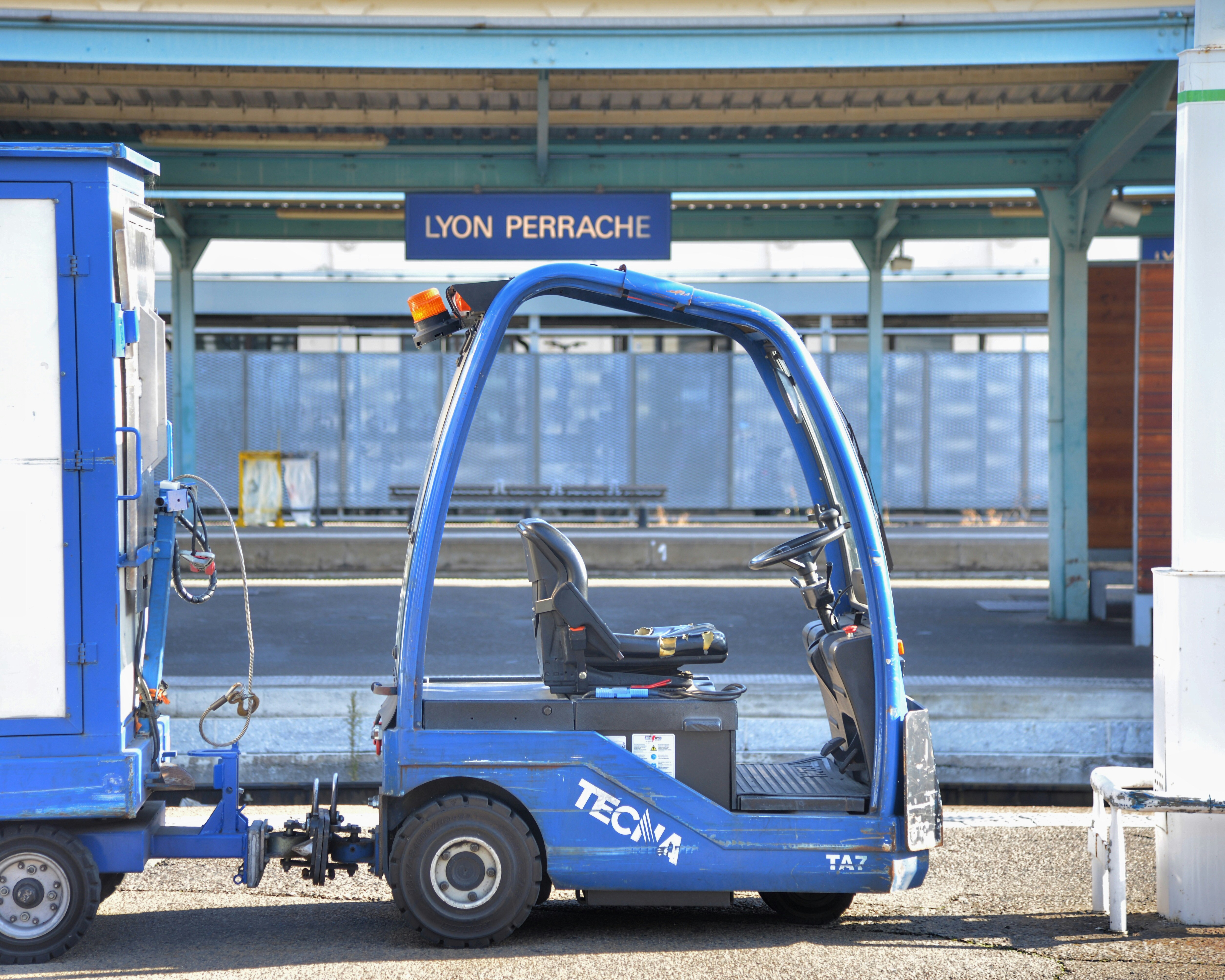 photo-1505847707-70e641a16345?ixid=M3wxMjA3fDB8MXxzZWFyY2h8MTZ8fHBsYXRmb3JtJTIwcXdlMTM4fGVufDB8fHx8MTczNDkzNTg3NHww\u0026ixlib=rb-4.0.3