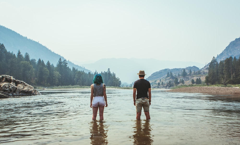 homme et femme debout sur la rivière