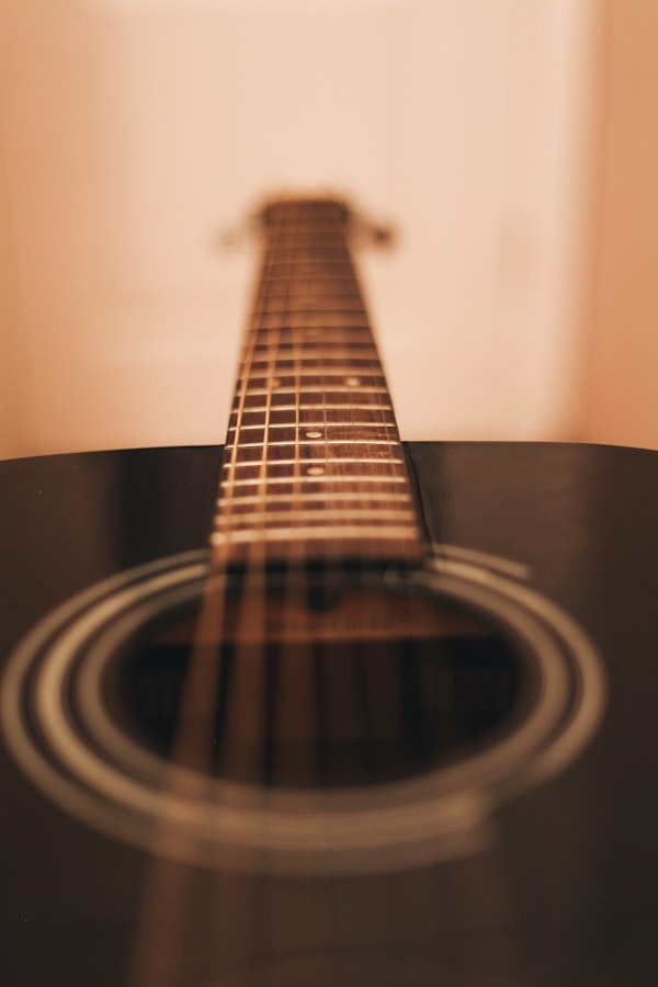 Schwarze Akustikgitarre in Nahaufnahme
