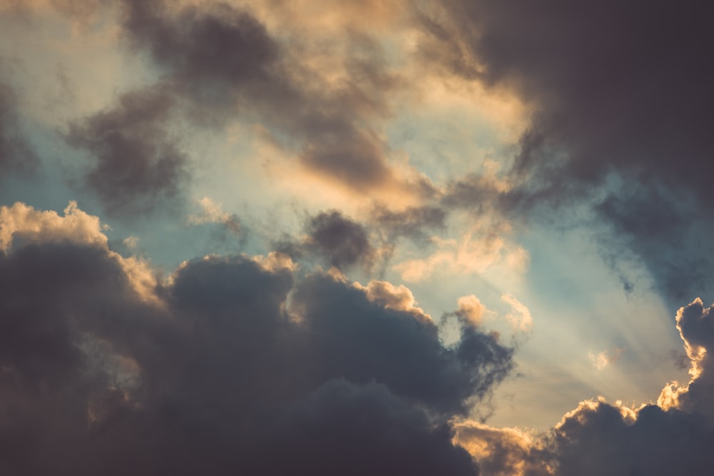 nubes grises durante el día