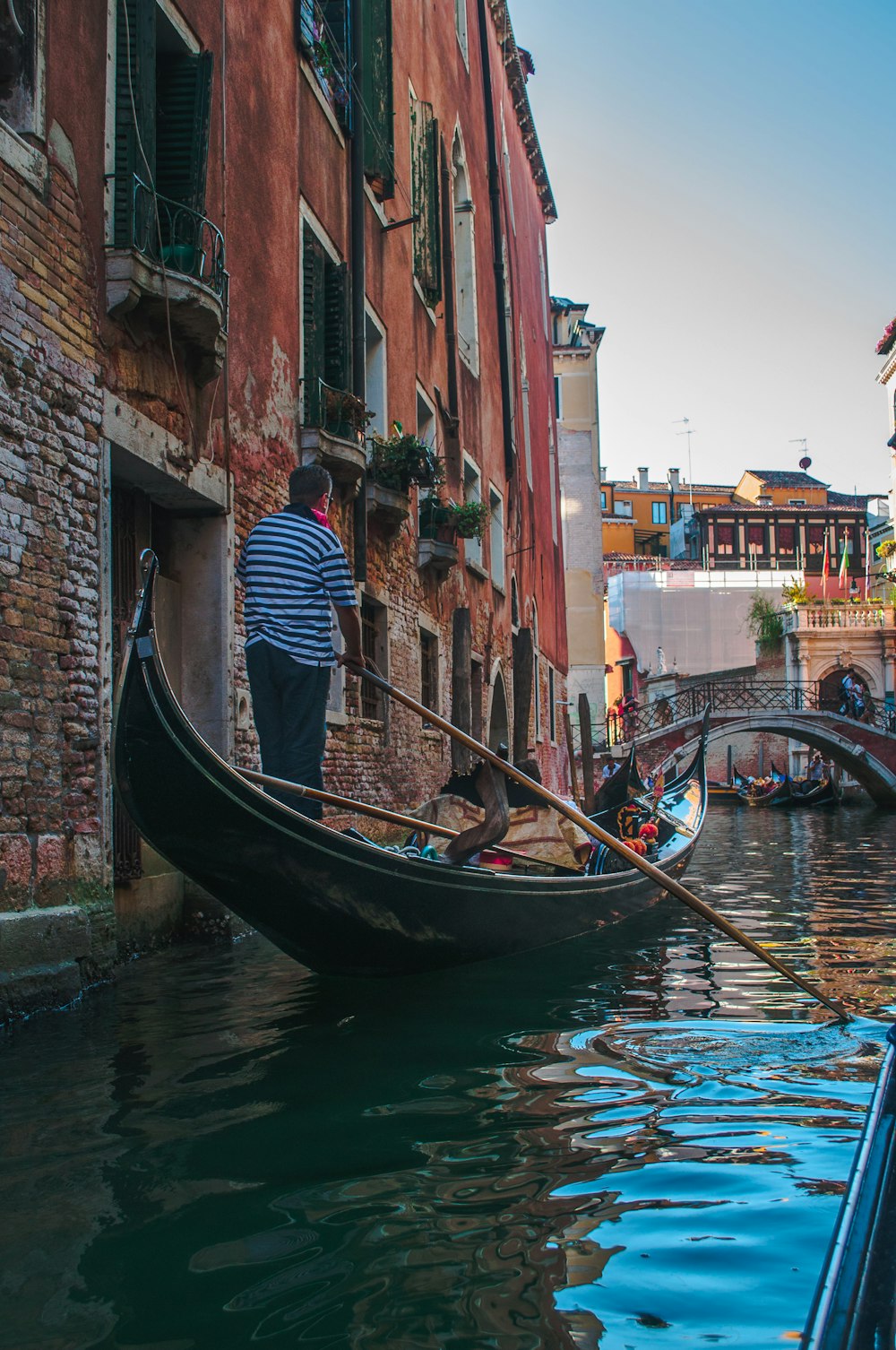 ヴェネツィア運河でボートに乗る男