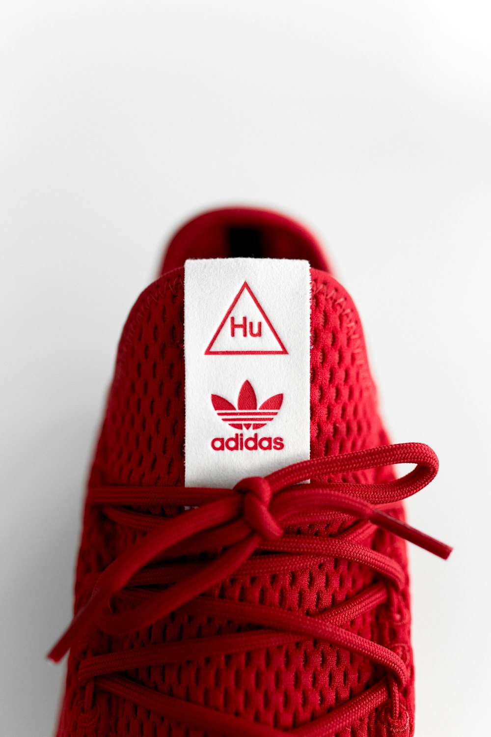 Zapatilla Adidas roja sin emparejar