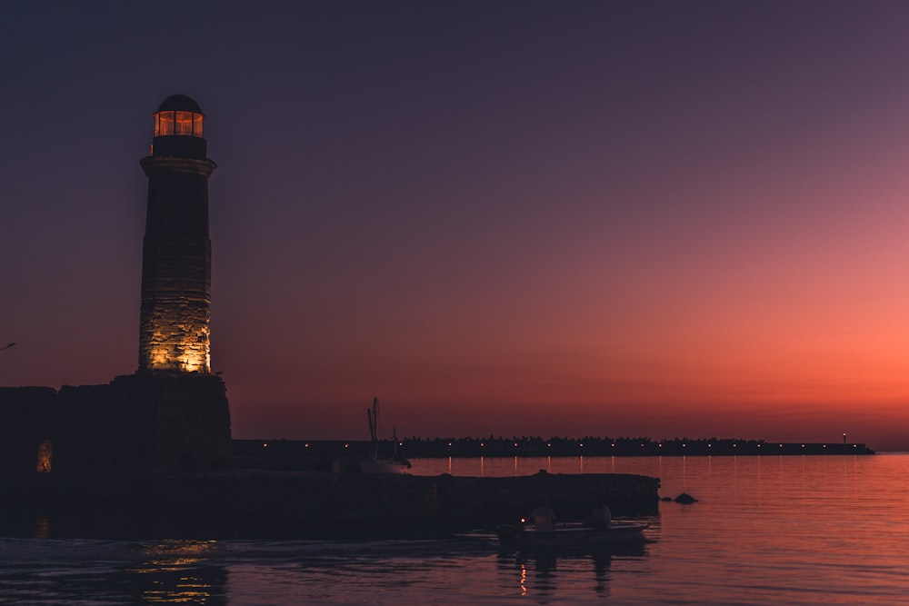 farol perto do corpo de água