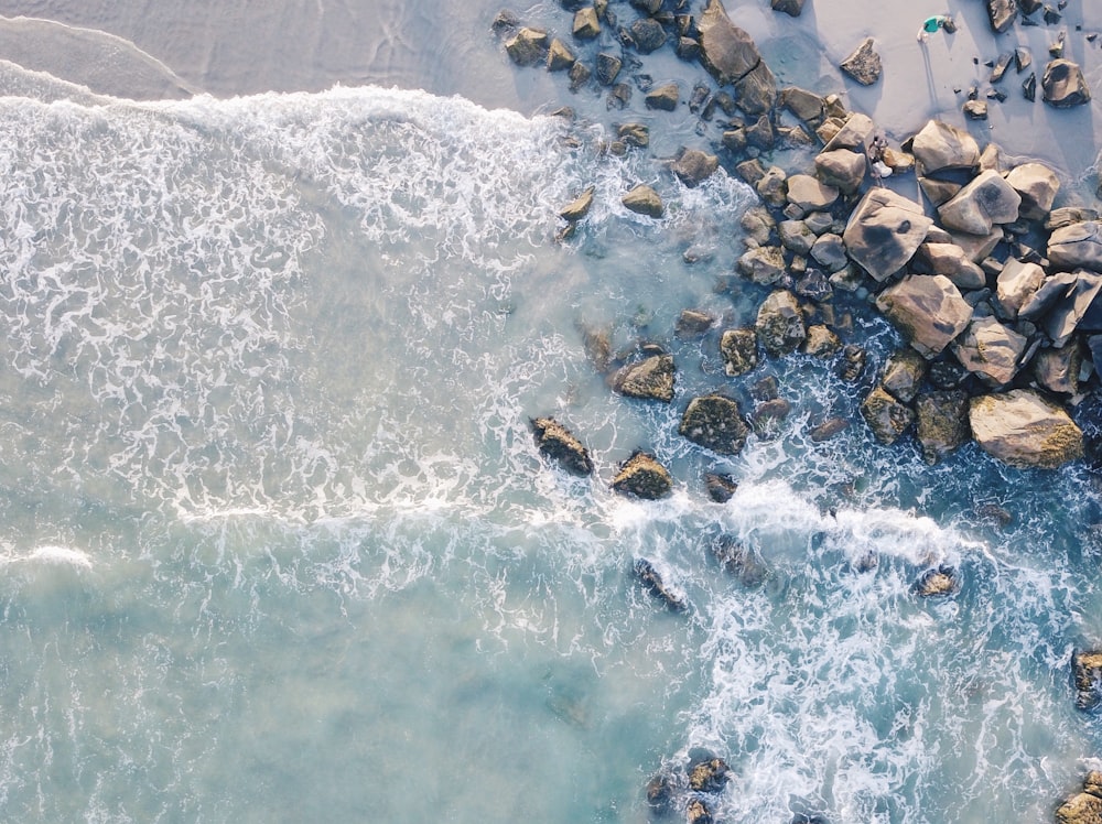Photographie aérienne de plage avec des pierres