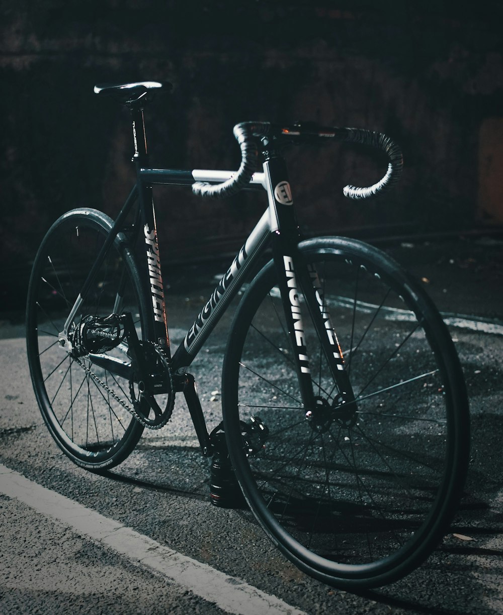 Bicicleta de carretera de motor 2 negro y gris en el espacio de estacionamiento al aire libre