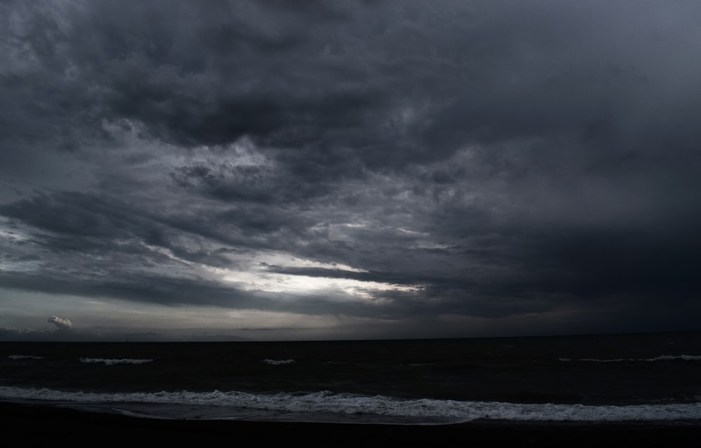 oceano sob céu nublado cinzento