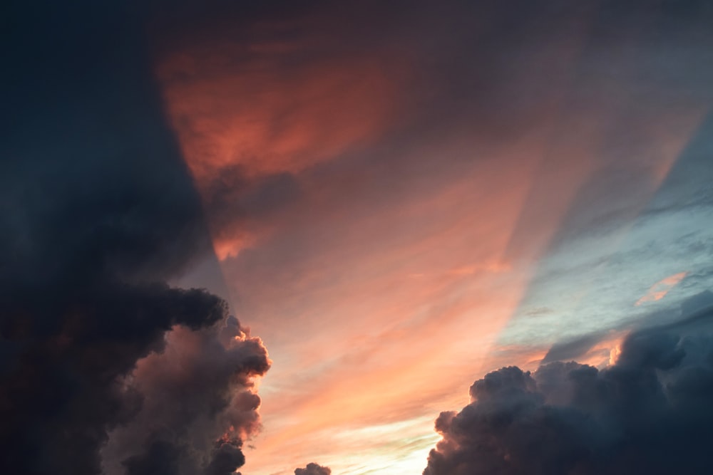 태양 광선이 있는 회색 구름