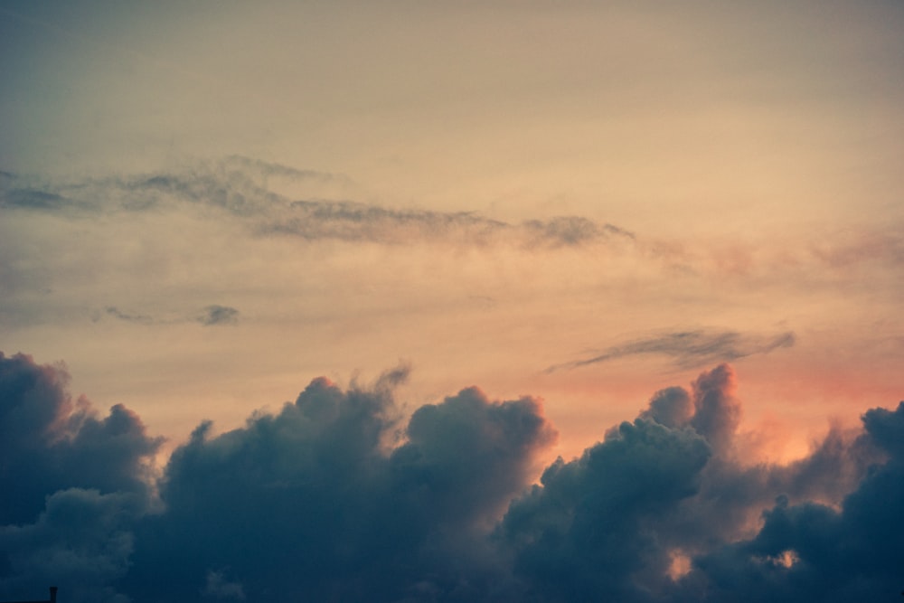 복숭아 색 하늘에 먹구름 사진