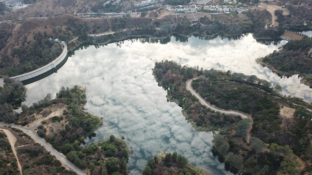 Photographie aérienne d’un terrain près d’un lac