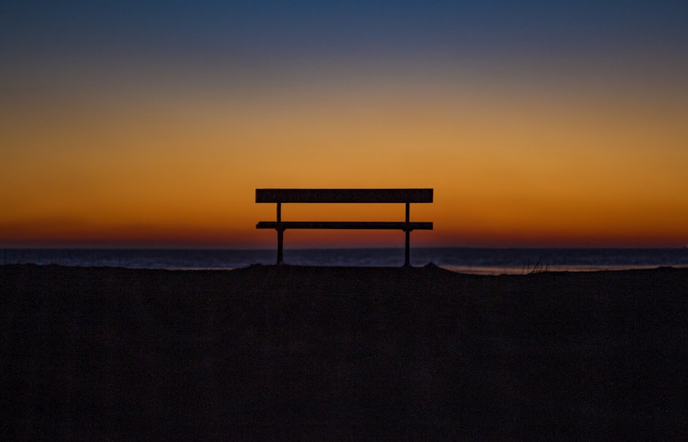 Banc près du rivage au coucher du soleil