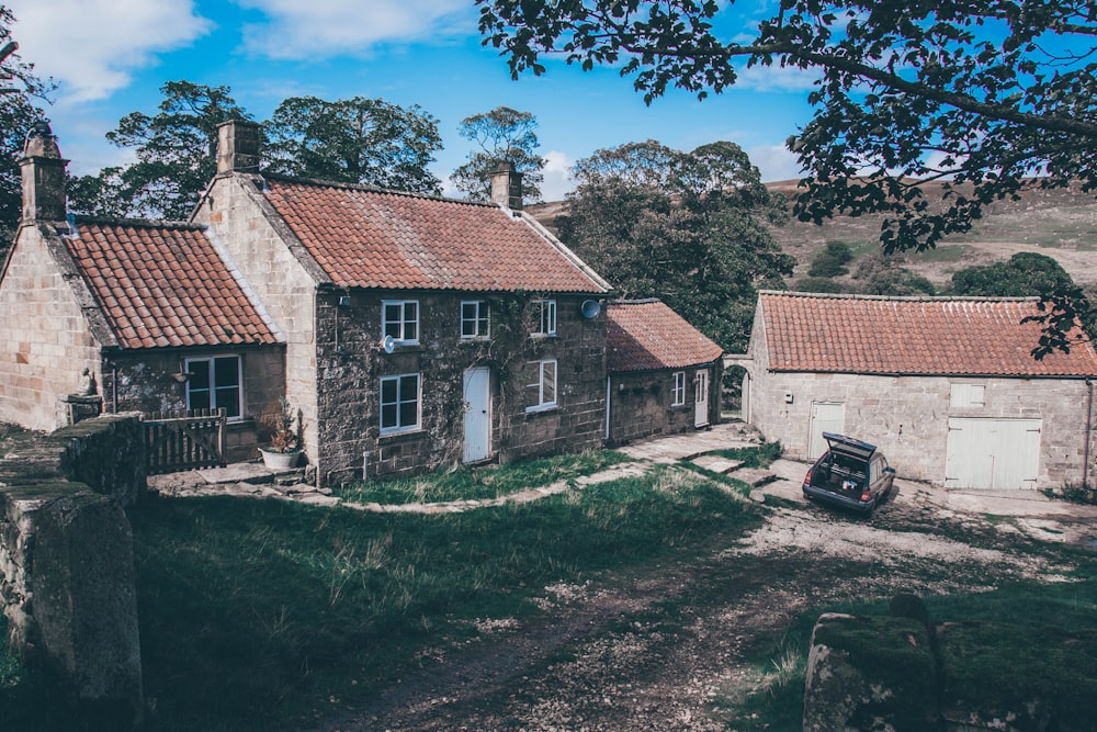 Maison en béton de 2 étages sous cumulus