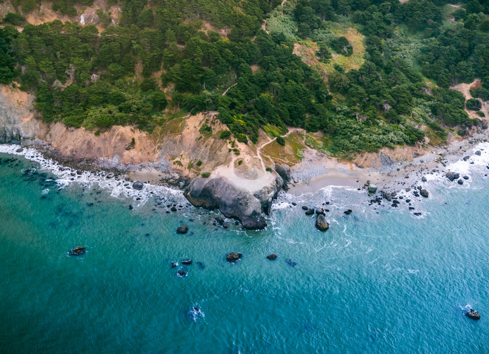 Luftaufnahme einer von Wasser umgebenen Insel, aufgenommen bei Tag